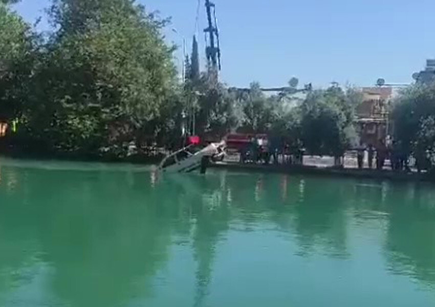 Kontrolden çıkan otomobil su kanalına uçtu Sulama kanalındaki araç ekiplerce çıkarıldı.