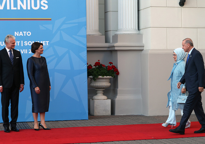 Cumhurbaşkanı Erdoğan, NATO Zirvesi sonrası resmi akşam yemeğine katıldı Cumhurbaşkanı Erdoğan, NATO Zirvesi sonrası resmi akşam yemeğine katıldı