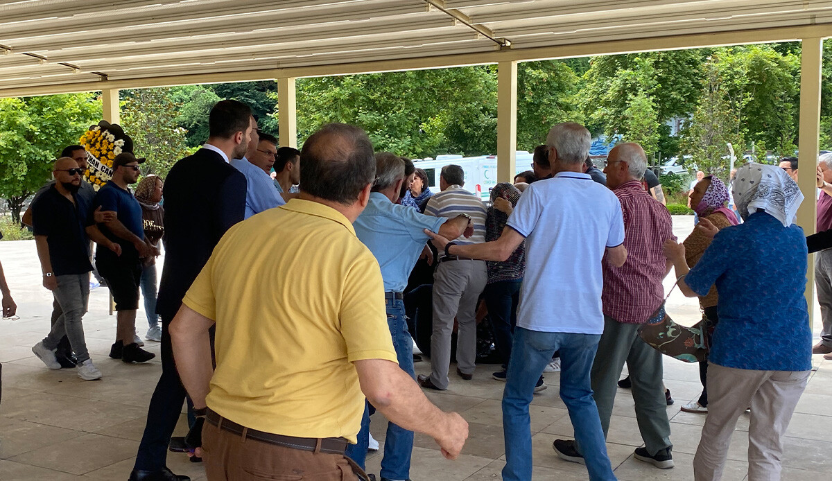 Cenaze töreninde kavga çıktı, tekme tokat havada uçuştu Cenaze töreninde kavga çıktı, tekme tokat havada uçuştu