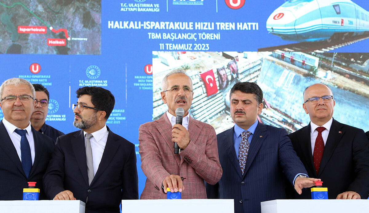 Ulaştırma Bakanı Uraloğlu müjdeledi: 4 saatlik yol 1,5 saate düşecek Ulaştırma Bakanı Uraloğlu müjdeledi: 4 saatlik yol 1,5 saate düşecek