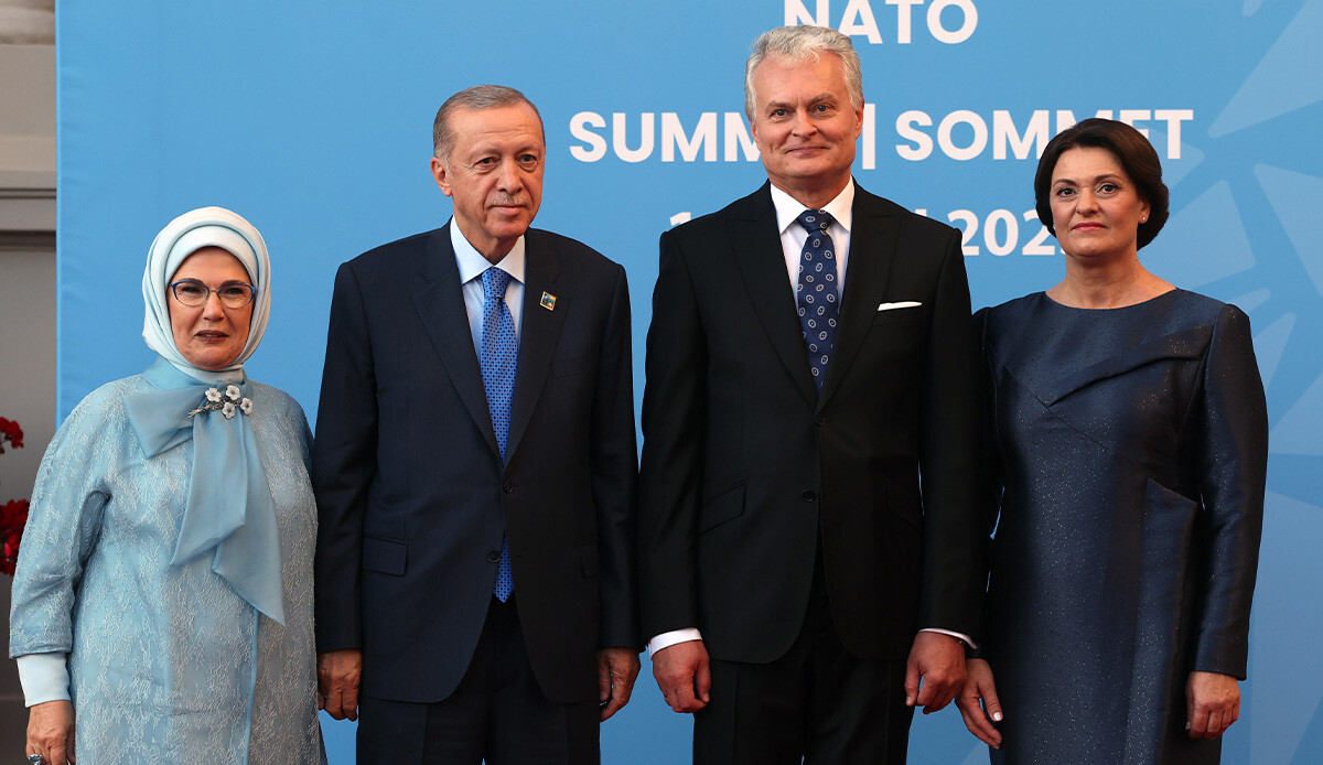 Cumhurbaşkanı Erdoğan, NATO Zirvesi sonrası resmi akşam yemeğine katıldı Cumhurbaşkanı Erdoğan, NATO Zirvesi sonrası resmi akşam yemeğine katıldı