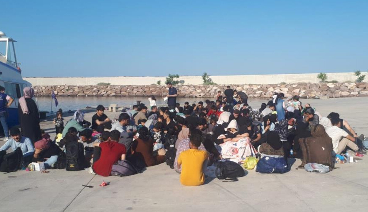 Çanakkale açıklarında 144 kaçak göçmen ile 1 göçmen kaçakçısı şüphelisi yakalandı Çanakkale açıklarında 144 kaçak göçmen ile 1 göçmen kaçakçısı şüphelisi yakalandı