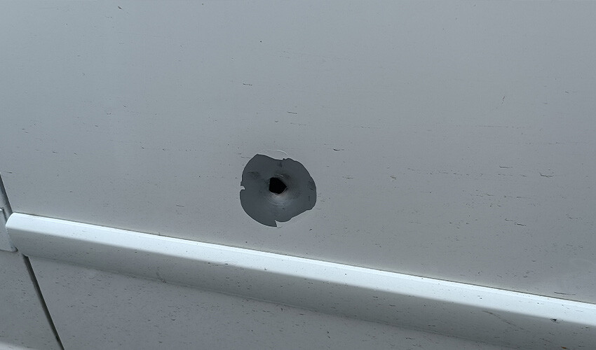 Evinin önünde silahla vuruldu, kurşunlardan biri yoldan geçen otomobile isabet etti Evinin önünde silahla vuruldu, kurşunlardan biri yoldan geçen otomobile isabet etti