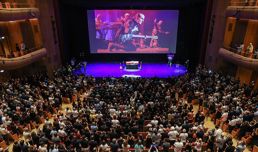 Özkan Uğur’a dostlarından MFÖ şarkısı ile veda... Cenazede gözyaşları sel oldu