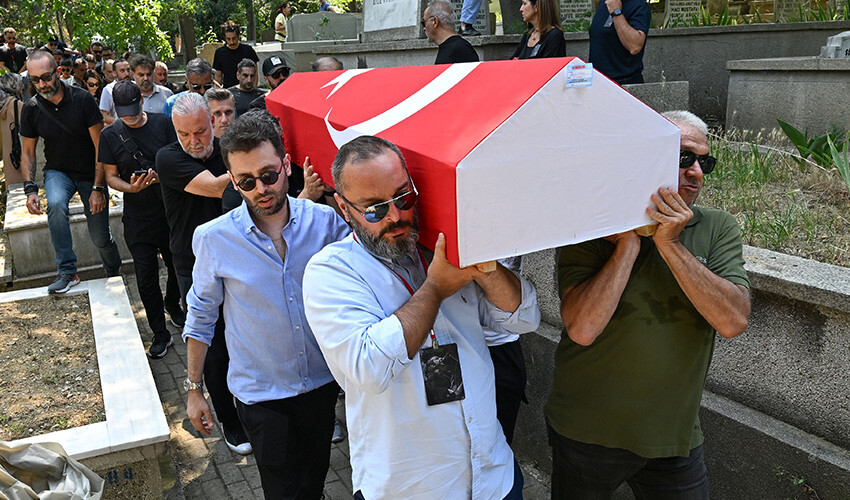 Özkan Uğur, Karacaahmet Mezarlığı'na defnedildi