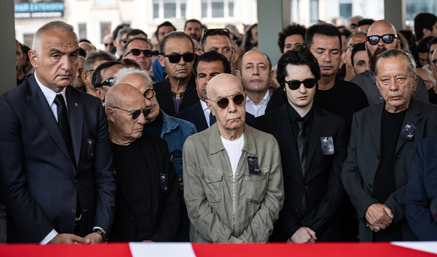 Özkan Uğur’a dostlarından MFÖ şarkısı ile veda... Cenazede gözyaşları sel oldu