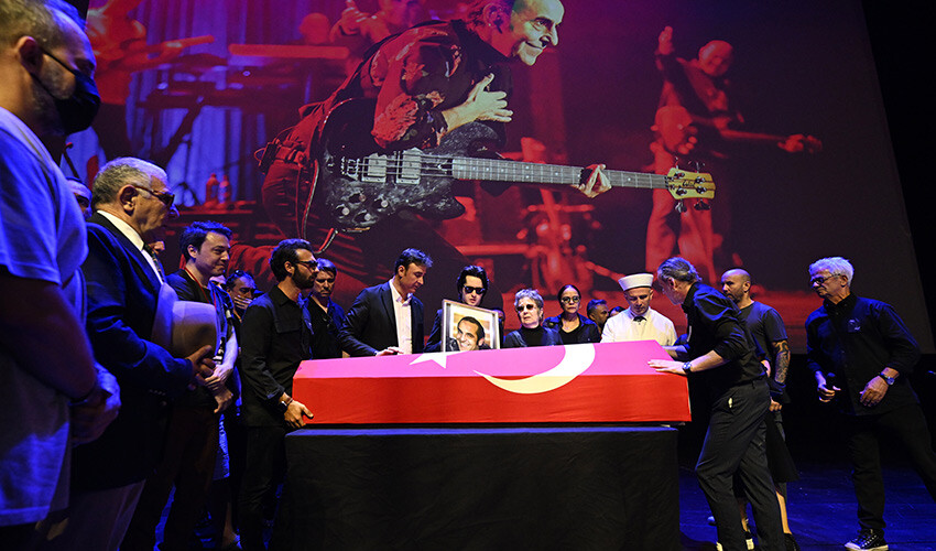 Özkan Uğur’a dostlarından MFÖ şarkısı ile veda... Cenazede gözyaşları sel oldu