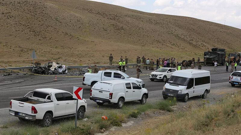 Askeri araçla otomobil çarpıştı: 1 ölü 12 yaralı Van-kaza-askeri araç