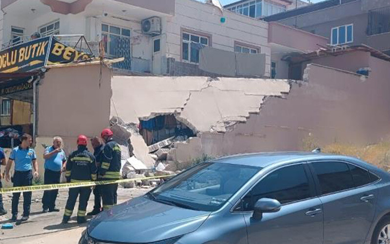 Son dakika... Gaziantep'te depremde hasar gören iki katlı binanın bahçe duvarı çöktü: 5 yaralı