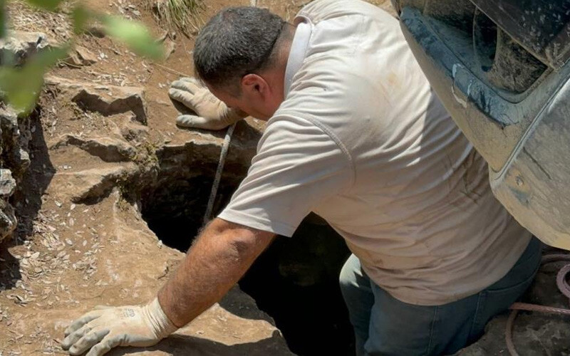Defineciler mahsur kalınca yakayı ele verdiler! 9 kişi suçüstü yakalandı, 2 kişi kurtarıldı Defineciler mahsur kalınca yakayı ele verdiler! 9 kişi suçüstü yakalandı, 2 kişi kurtarıldı