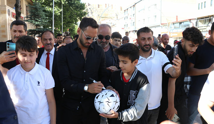 Milli futbolcu Hakan Çalhanoğlu tatil için memleketi Bayburt'u tercih etti Milli futbolcu Hakan Çalhanoğlu tatil için memleketi Bayburt'u tercih etti