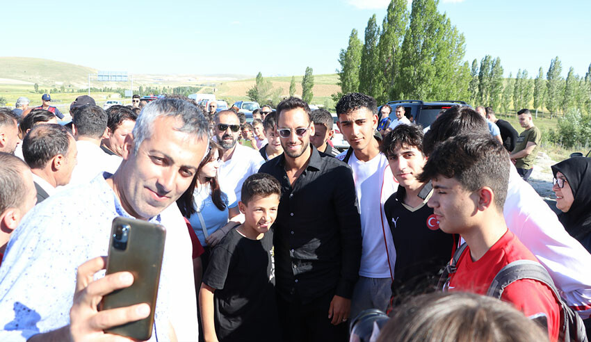 Milli futbolcu Hakan Çalhanoğlu tatil için memleketi Bayburt'u tercih etti Milli futbolcu Hakan Çalhanoğlu tatil için memleketi Bayburt'u tercih etti