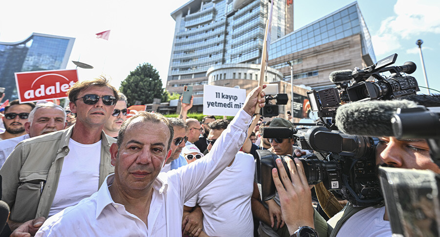 Pankartlarda Kılıçdaroğlu'na seçim yenilgisinin hesabı soruldu.