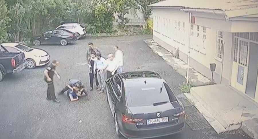 Kaymakam korumasından İHA muhabirine çirkin saldırı! Kaymakam korumasından İHA muhabirine çirkin saldırı!