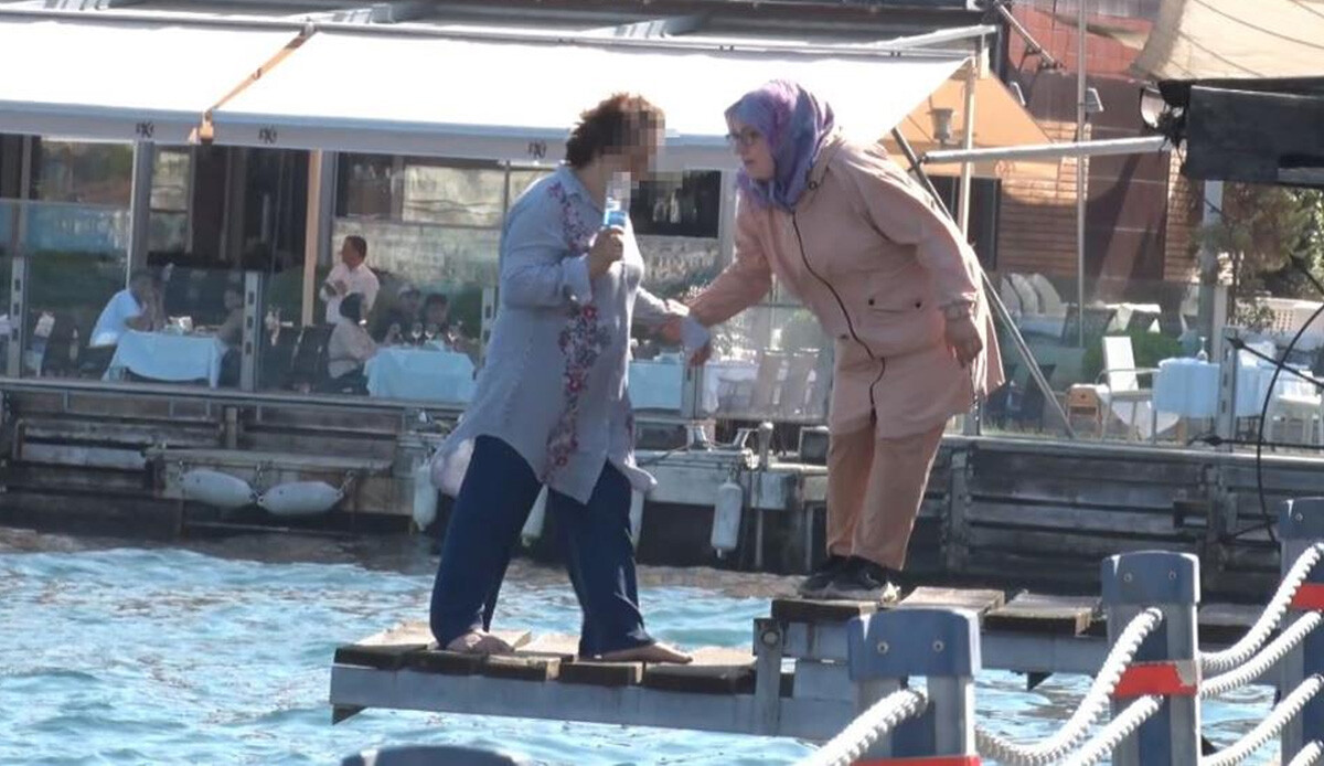 Sahilde panik anları: İntihar etmek istedi, kızı vazgeçirdi Sahilde panik anları: İntihar etmek istedi, kızı vazgeçirdi