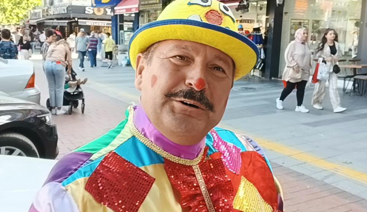 Türkiye'nin baloncusu şehir şehir geziyor! Hem çocukları eğlendiriyor hem kendisi eğleniyor Türkiye'nin baloncusu şehir şehir geziyor! Hem çocukları eğlendiriyor hem kendisi eğleniyor