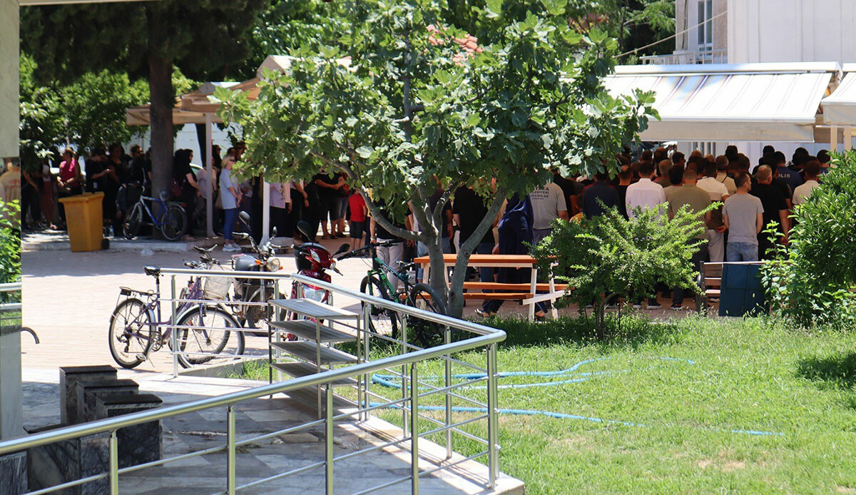 "Maseratili Polis"in ölümü de olaylı oldu: Cenazesinde gazeteciye saldırı! "Maseratili Polis"in ölümü de olaylı oldu: Cenazesinde gazeteciye saldırı!