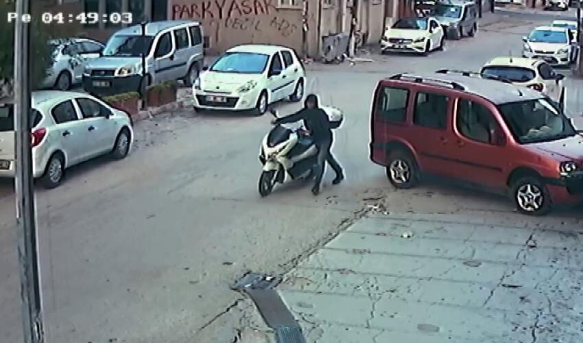 Hırsızlığın böylesi görülmedi: Kamerayı görünce vazgeçti, arkadaşı ikna etti