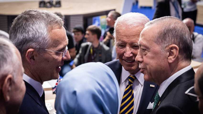 NATO toplantısında Zelenskiy’in yeri dikkat çekti, Erdoğan, Biden ve Stoltenberg sohbetinde keyifli haller objektiflere yansıdı