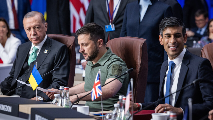 NATO toplantısında Zelenskiy’in yeri dikkat çekti, Erdoğan, Biden ve Stoltenberg sohbetinde keyifli haller objektiflere yansıdı