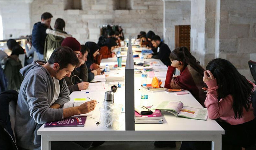 <p>Apple'ın geçtiğimiz yıldan bu yana satışa sunduğu iPhone 14, iPhone 14 Plus, iPhone 14 Pro ve iPhone 14 Pro Max modelleri Türkiye'de döviz kurunun yüksekliği ve vergiler nedeniyle oldukça pahalı. Öyle ki Apple’ın Türkiye’deki en pahalı telefon modeli olarak bilinen iPhone 14 Pro Max (1 TB) fiyatı günler önce gelen yeni zamla birlikte <strong>87 bin 457 TL</strong>’ye çıktı. Peki, akıllı telefonlardaki vergi miktarı ne kadar? Birlikte hesaplayalım… </p>