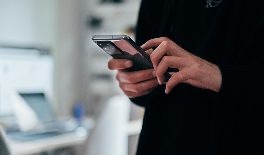 <p>Önce telefon satışlarına ilişkin küçük bir hatırlatma yapalım. Cep telefonu fiyatlarına göre alınan vergi oranları değişkenlik gösteriyor. BDDK'nın (Bankacılık Düzenleme ve Denetleme Kurulu) yasal düzenlemesi sonrası 12 bin lira ve üzerindeki cep telefonları en fazla 3 taksit ile alınabiliyor. Taksit sayısı 12 bin lira altında olan cep telefonları için taksit imkanı 12 ay olmuştu. Peki Vergisiz cep telefonu satışı ne zaman, tarih açıklandı mı? </p>