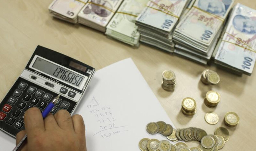 <h3><strong>TELEFONLARDA VERGİ MİKTARI NE KADAR?</strong></h3><p>Akıllı telefonlardan vergisiz fiyat üzerinden yüzde 10 TRT bandrol ücreti alınıyor. Buna yüzde 1 oranında da Kültür Bakanlığı payı ekleniyor. Bu oran dışında toplamın yüzde 25 / yüzde 40 / yüzde 50'si oranında ÖTV alınıyor. Bunun da üzerine yüzde 20 oranında KDV ekleniyor. Telefonun fiyatına göre ÖTV oranı yüzde 25, yüzde 40 veya yüzde 50 olarak değişiyor. Ancak üniversite öğrencilerine yönelik vergi muafiyeti hayata geçirildiğinde, Kültür Bakanlığı payı, TRT bandrol ücreti ÖTV ve KDV alınmayacak. Peki vergisiz cep telefonu fiyatları ne kadar? Cep telefonu vergi indirimi ne zaman?</p>