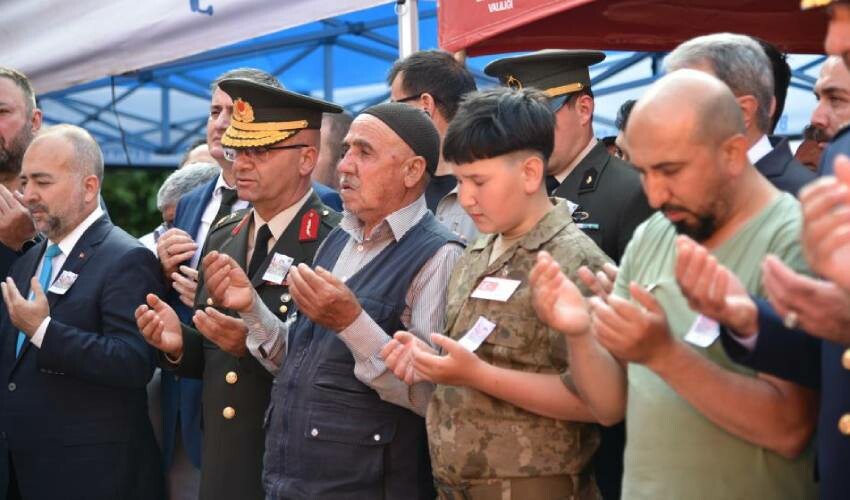 Şehit Ramazan Sarıkaya gözyaşları içinde toprağa verildi Şehit Ramazan Sarıkaya gözyaşları içinde toprağa verildi