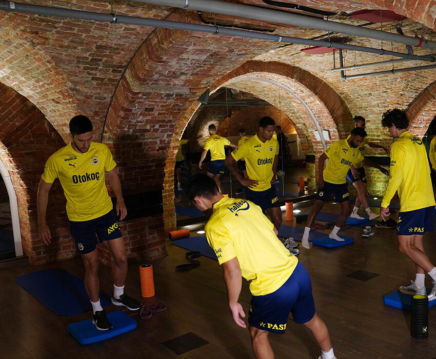 Fenerbahçe'de yeni transferler Umut Nayir ve Alexander Djiku Rusya kampına katıldı