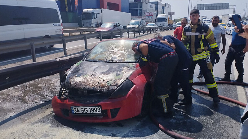 Seyir halindeki otomobil birden alev aldı! Seyir halindeki otomobil birden alev aldı!