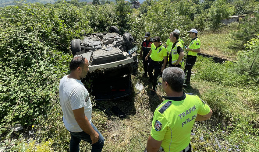 Şarampole devrilen otomobilin sürücüsü hayatını kaybetti: Kaza anı kamerada!