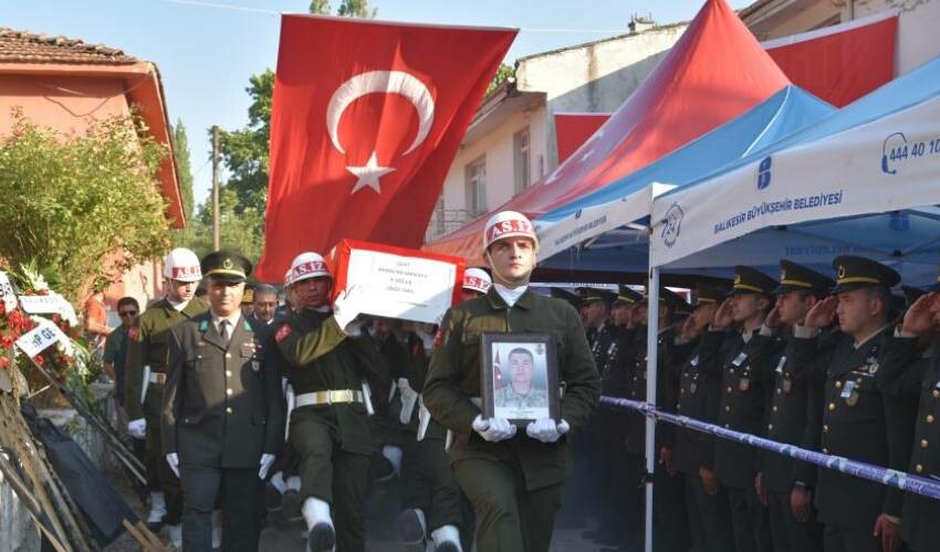 Şehit Ramazan Sarıkaya gözyaşları içinde toprağa verildi Şehit Ramazan Sarıkaya gözyaşları içinde toprağa verildi