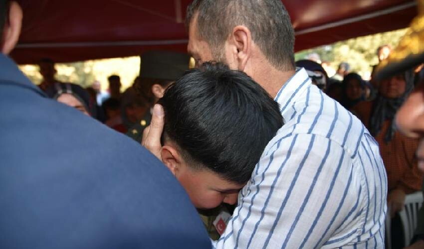 Şehit Ramazan Sarıkaya gözyaşları içinde toprağa verildi Şehit Ramazan Sarıkaya gözyaşları içinde toprağa verildi
