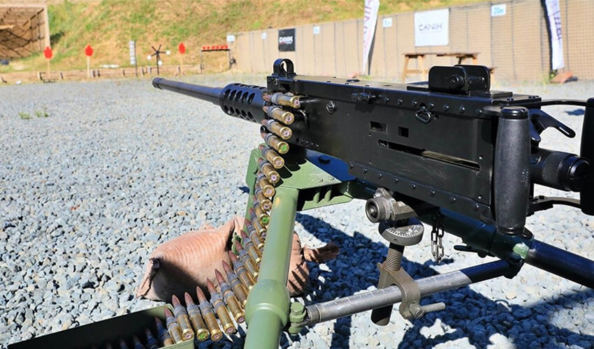 <p>Muharebe sahasında düşük geri tepmeli yüksek ateş güçlü toplara olan ihtiyaç giderek artıyor. Taktik tekerlekli zırhlı araçlar ya da insansız kara araçları ile birlikte kullanılan uzaktan komutalı silah sistemlerinin, küçülen boyutlarına rağmen artan hassasiyeti, yeni mühimmat teknolojilerinin sunduğu kabiliyetlerle birlikte ele alındığında, muharebe sahasında bir değişim süreci yaşanıyor. Daha önce sadece sabit ve döner kanatlı askeri hava platformlarına özel çözüm olarak algılanan <strong>30x113 milimetre otomatik top sistemleri, insanlı ve insansız kara, deniz ve hava araçlarında yakın geleceğin silahı olarak nitelendiriliyor.</strong> 30x113 milimetre mühimmat kullanan, düşük ağırlık ve geri tepmeye sahip kompakt boyutlardaki VENOM LR söz konusu ihtiyaçları karşılamaya yönelik güçlü bir seçenek oluşturuyor. Deniz, hava ve kara platformları için önem taşıyan 30x113 milimetre top VENOM LR'nin başta Türk Silahlı Kuvvetleri olmak üzere dost ve müttefik ülkelerin bu alandaki ihtiyaçlarını karşılamada önem rol oynaması bekleniyor.</p>