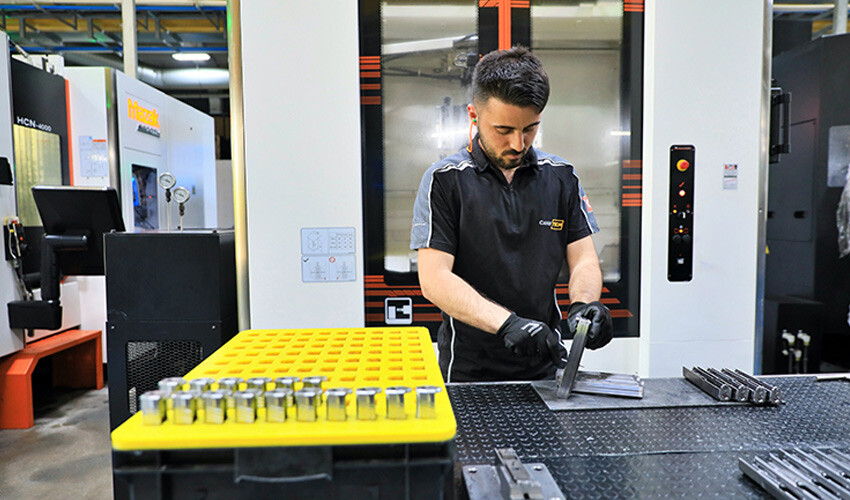 <h3><strong>CANİK GENEL MÜDÜRÜ ARAL İNGİLİZ ŞİRKETİ SATIN ALMA NEDENLERİNİ AÇIKLADI</strong></h3><p>Aral, bu firmayı satın almalarının en önemli sebebinin envanterindeki 30x113 milimetre top olduğunu ifade ederek, şöyle konuştu:</p><p> </p><p>