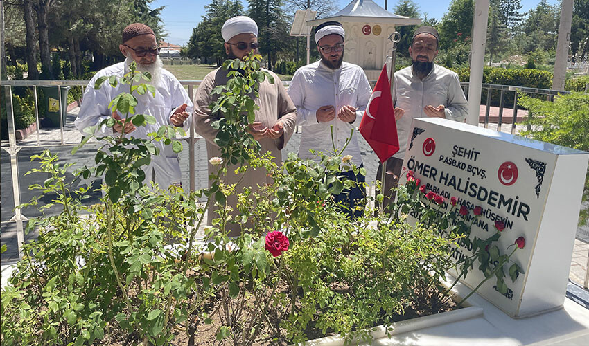 Ömer Halisdemir’in kabrine duygulandıran ziyaret: Bazı şeyler yaşanmadan anlatılmıyor Ömer Halisdemir’in kabrine duygulandıran ziyaret: Bazı şeyler yaşanmadan anlatılmıyor