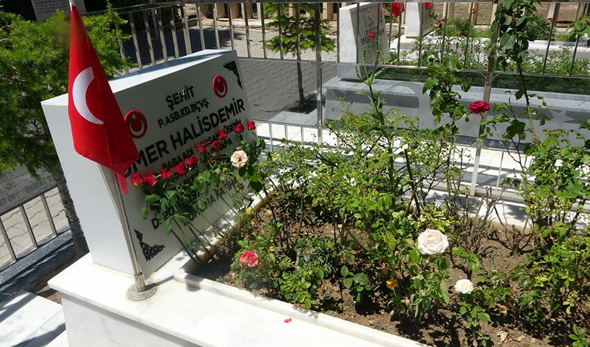 Ömer Halisdemir’in kabrine duygulandıran ziyaret: Bazı şeyler yaşanmadan anlatılmıyor Ömer Halisdemir’in kabrine duygulandıran ziyaret: Bazı şeyler yaşanmadan anlatılmıyor