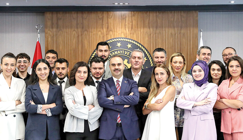 Bakan Kacır, gazetecilerle bir araya geldi.