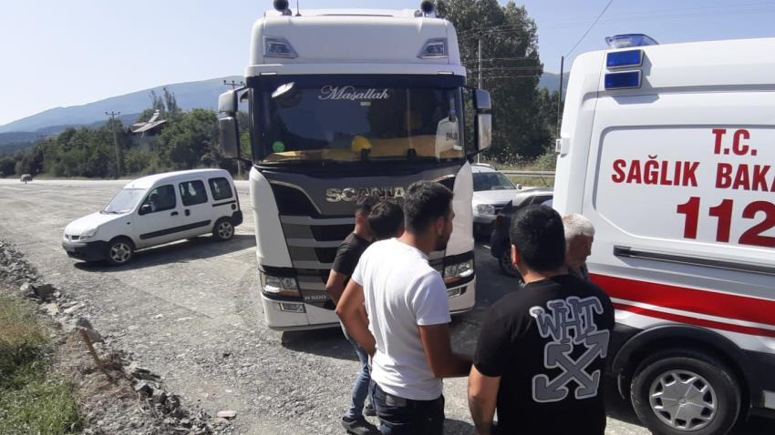 Bolu'da inanılmaz kaza: Dorseden çıkan tahta parçası kamyon sürücüsüne çarptı Bolu'da inanılmaz kaza: Dorseden çıkan tahta parçası kamyon sürücüsüne çarptı