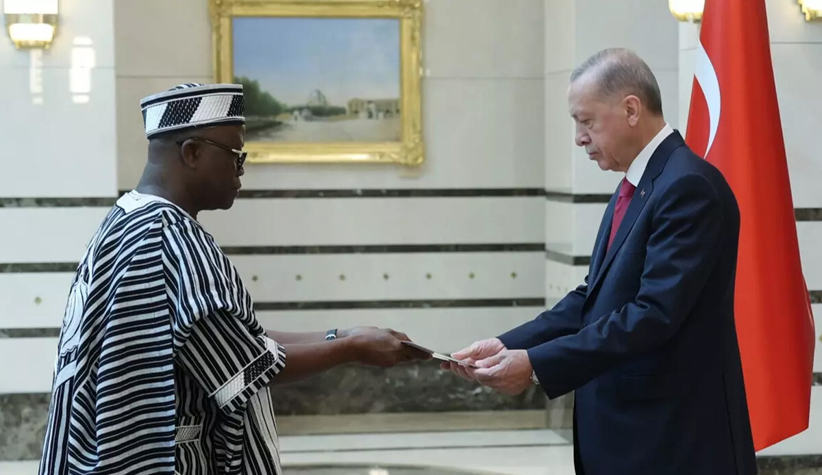 Burkina Faso büyükelçisi Cumhurbaşkanı Erdoğan’a güven mektubunu sundu Burkina Faso büyükelçisi Cumhurbaşkanı Erdoğan’a güven mektubunu sundu