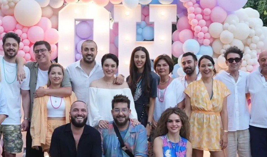 Ezgi Mola’ya sürpriz parti! Bebeğin cinsiyetini böyle öğrendiler Ezgi Mola'nın baby shower partisi...