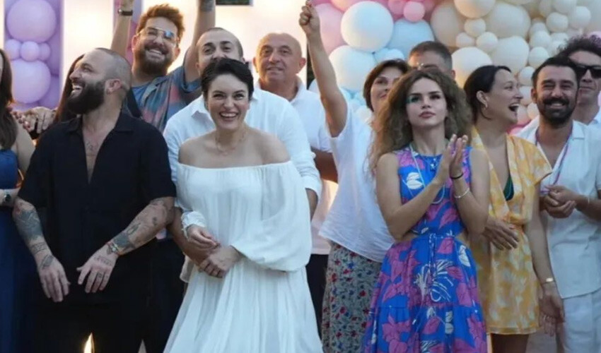 Ezgi Mola’ya sürpriz parti! Bebeğin cinsiyetini böyle öğrendiler Ezgi Mola'nın baby shower partisi...