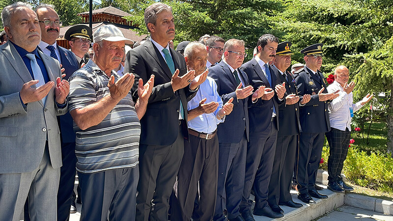 İç Anadolu'da camilerde 15 Temmuz şehitleri için mevlit okutuldu İç Anadolu'da camilerde 15 Temmuz şehitleri için mevlit okutuldu