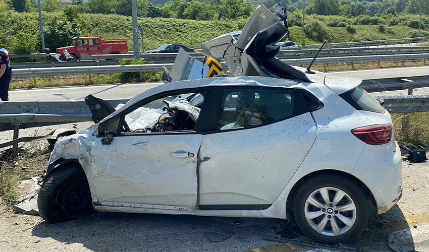 Feci kaza! Paramparça olan otomobilin sürücüsü hayatını kaybetti Feci kaza! Paramparça olan otomobilin sürücüsü hayatını kaybetti
