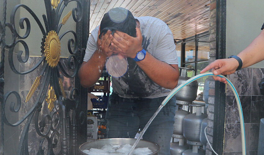 Adana'da kavurucu sıcaklar herkesi bunalttı, fırıncıların bulduğu çözüm şaşırttı Adana'da kavurucu sıcaklar herkesi bunalttı, fırıncıların bulduğu çözüm şaşırttı