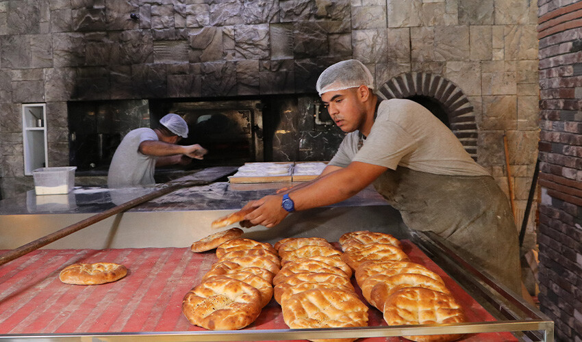 Adana'da kavurucu sıcaklar herkesi bunalttı, fırıncıların bulduğu çözüm şaşırttı Adana'da kavurucu sıcaklar herkesi bunalttı, fırıncıların bulduğu çözüm şaşırttı