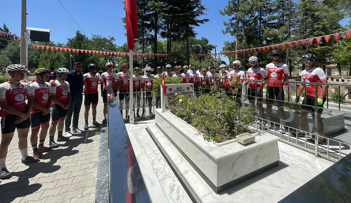 Ömer Halisdemir’in kabrine duygulandıran ziyaret: Bazı şeyler yaşanmadan anlatılmıyor Ömer Halisdemir’in kabrine duygulandıran ziyaret: Bazı şeyler yaşanmadan anlatılmıyor