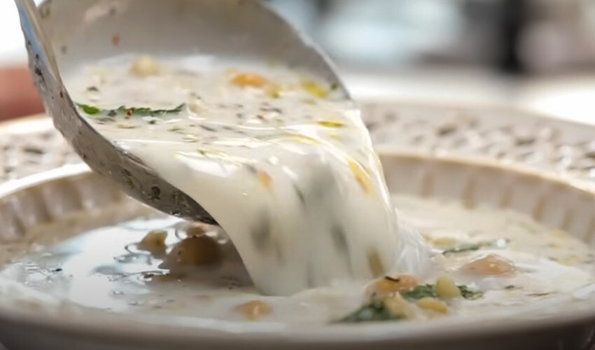 Yaz kış çorba içmekten vazgeçemeyenler için lezzetli ve hafif bir yaz çorbası...