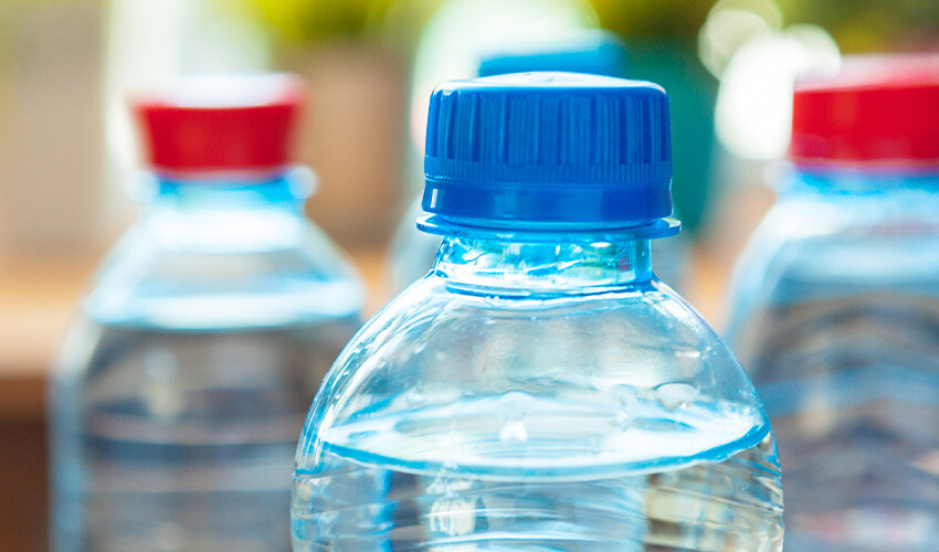 Su içerken yapılan hata… Hiç dikkat etmemiştik ama kansere yol açıyormuş Pet şişelerde beklemiş sularda kolera, salmonella gibi bakteriler oluşabiliyor.