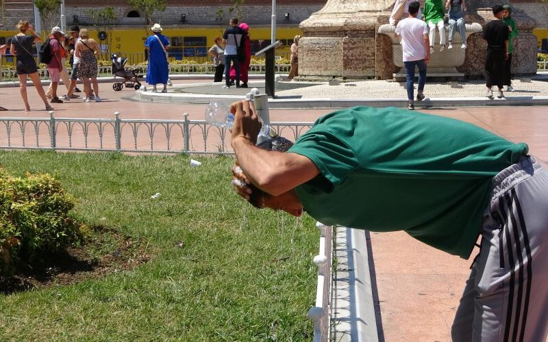 Taksim’de bunaltan sıcağa, devekuşu taktiği